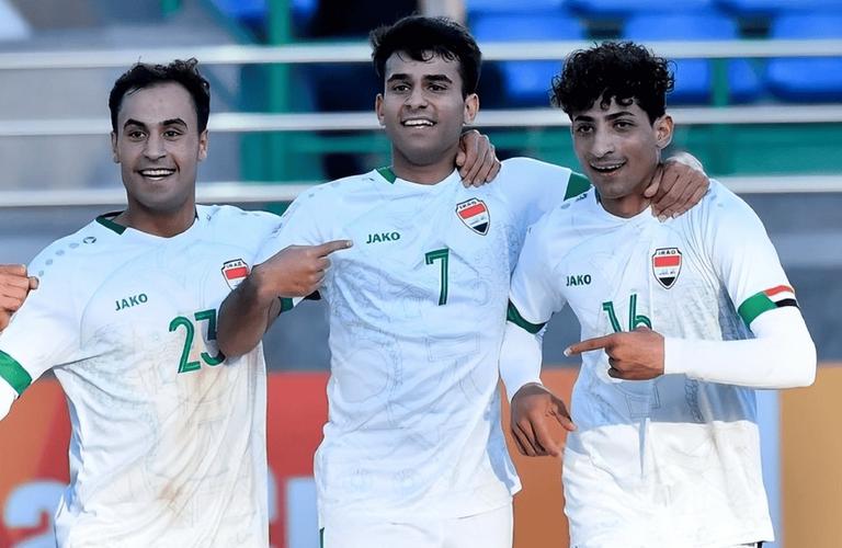 👀伊拉克vs印尼的世预赛，球迷朝场内扔大量水瓶抗议