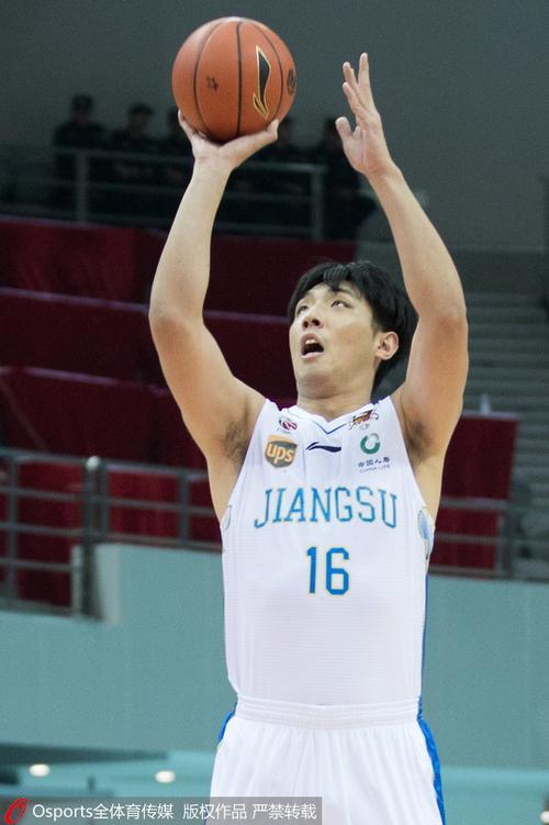 出色判断！瑞安-邓恩瞅准时机抢断 快速反击双手飞扣！