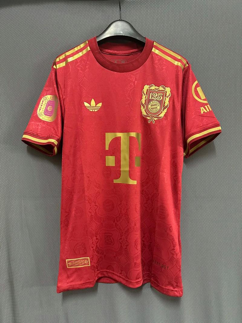 外媒泄露拜仁26/27赛季客场球衣：白色主色调，EV队徽回归