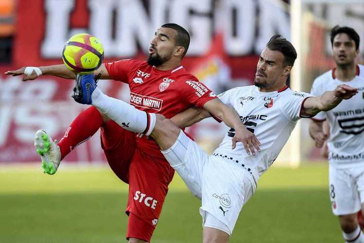 官方：摩纳哥与19岁中场阿拉吉-班巴续约到2030年