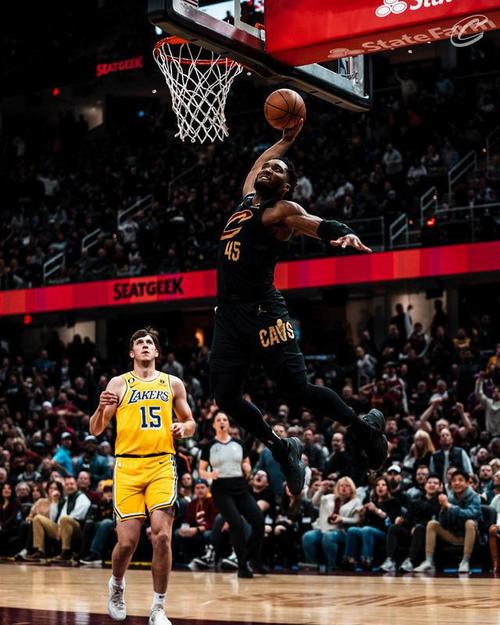 情怀拉满！骑士官推晒詹姆斯米切尔海报宣传1月底主场战湖人比赛