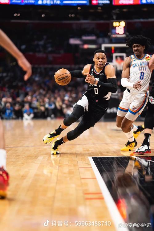 詹姆斯：我认为掘金经历了绝佳的夏休期 引入了许多适配的球员