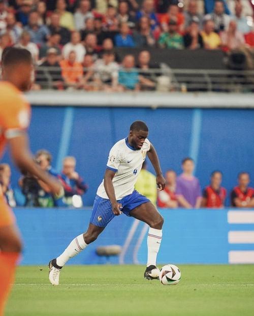 记者：于帕梅卡诺目前年薪达1600万欧，若续约就是这个数字＋奖金