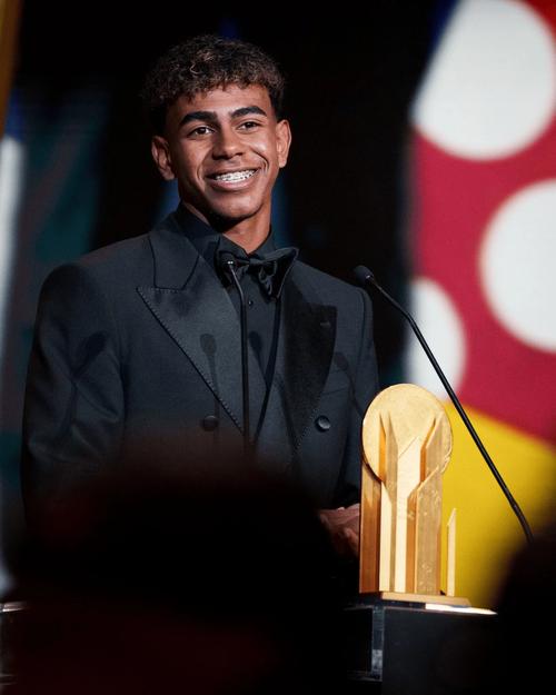 阿劳霍:亚马尔是世界最出色的球员之一,同时承受着巨大的压力