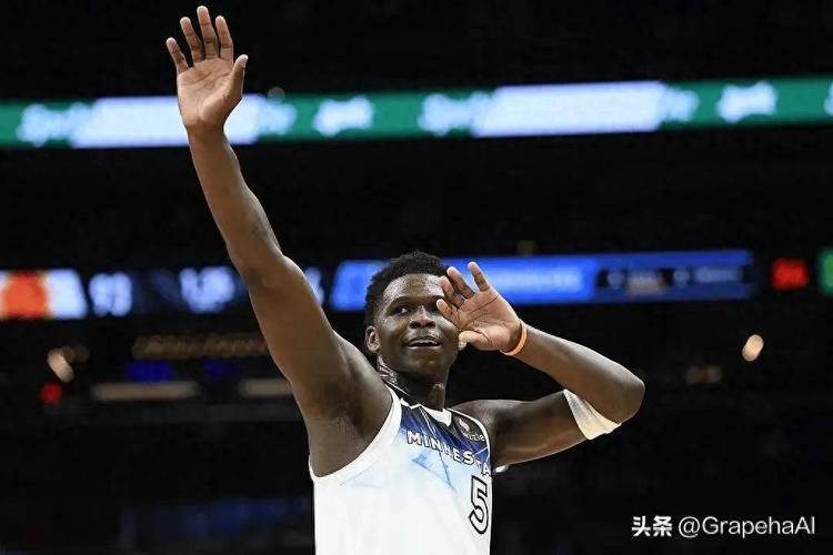 爱德华兹:克拉克打得很出色 他做的事情提升了球队的防守