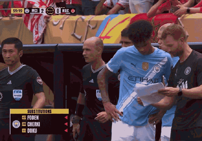 马内背后犯规，裁判查看VAR后给了黄牌