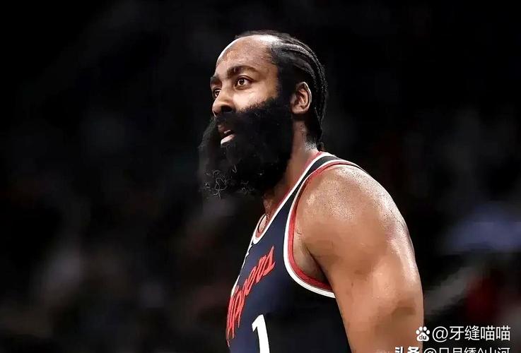 卢：哈登和小卡第三节同时体力不支 前者上半场曾主动要求下场