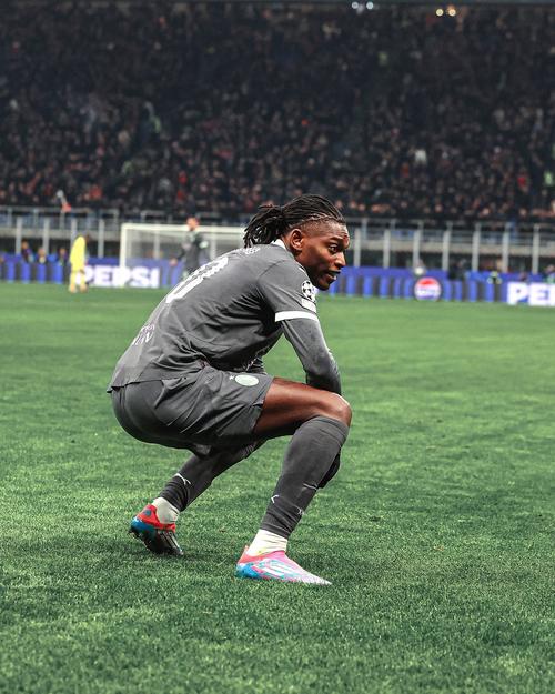 米兰10月最佳进球候选名单：莱奥禁区外贴地斩入围