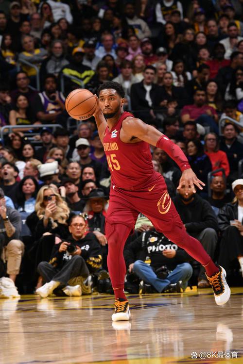 今天是三分神射!米切尔半场三分7中5射落15分 另有2板2助