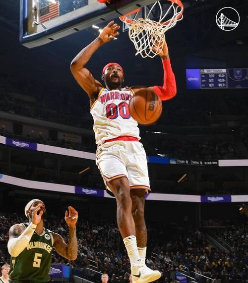 巨扎实的脚步！巴特勒突破转身打西卡压哨2+1！