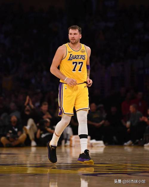 拉拉维亚转发湖人“三巨头”数据：自己+东契奇和里夫斯