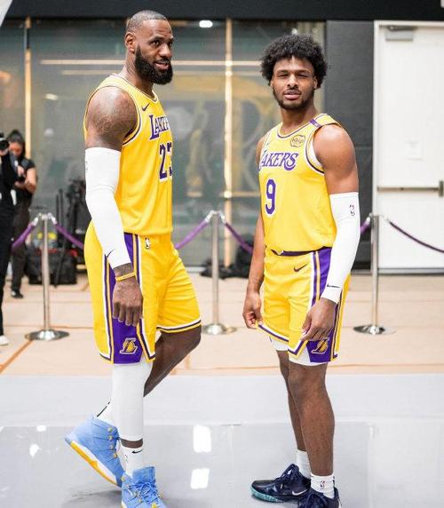 羡慕啊！詹姆斯转发卷毛狮子照：你们很幸运我的头发不再生长了！