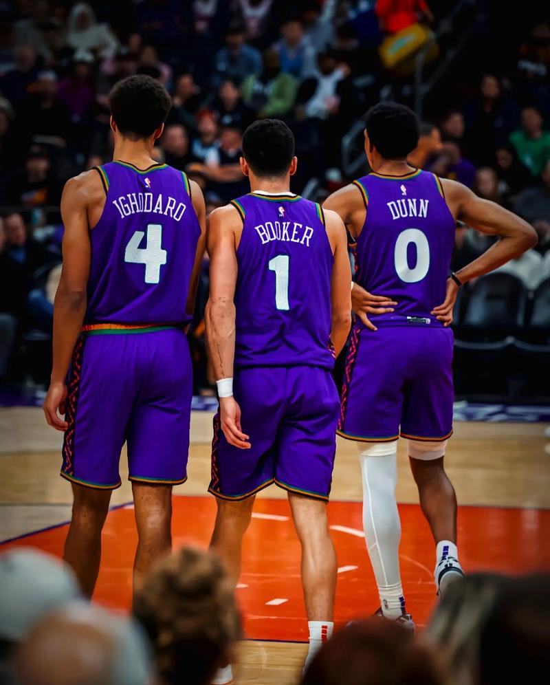 布克：我是队里老新秀了 看今年的菜鸟搞怪玩小把戏很有意思