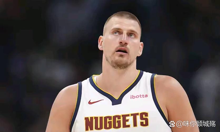 看你躲不躲！约基奇迎着小萨脑袋传球助攻戈登 小萨躲球目送得分