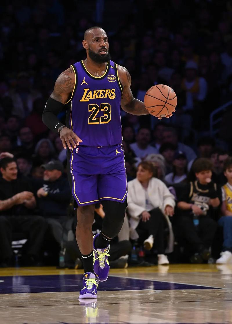 湖人官方:詹姆斯获准参加对抗性篮球训练 1-2周后重新评估