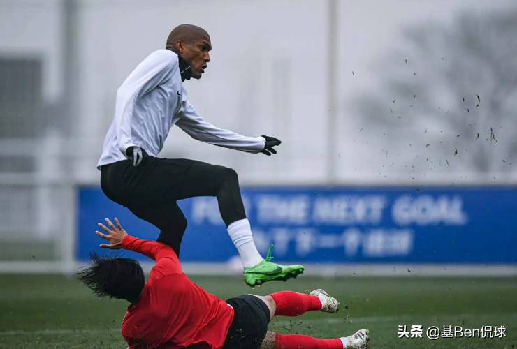 内托：昨天训练中头球顶得很糟被队友开玩笑，结果今天能头球破门