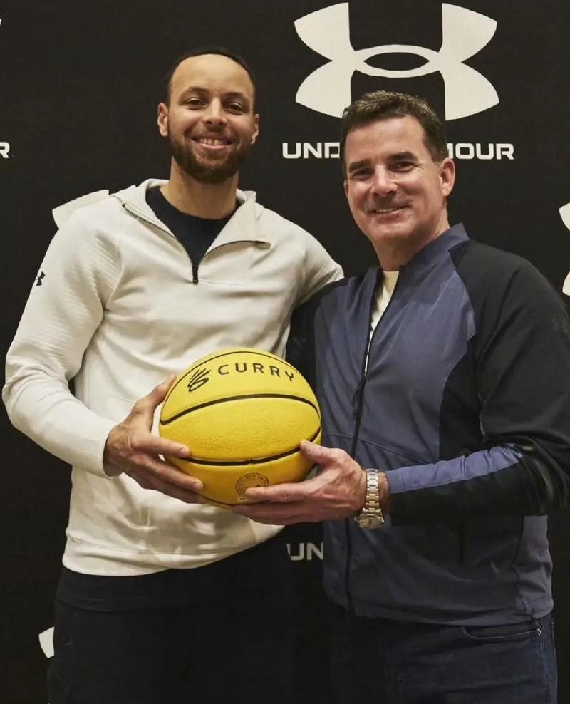 库里最不满UA的是招募克拉克失败！回顾各大品牌报价 UA年薪最高